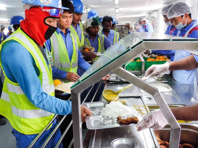وہ عرب ملک جہاں کام کرنے والے غیر ملکی مزدوروں کو پیٹ بھر کر کھانا بھی میسر نہیں، وجہ بھی انتہائی دردناک