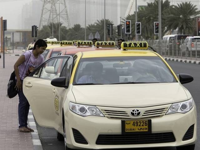 دبئی میں پاکستانی ٹیکسی ڈرائیور کی ایمانداری ،چینی تاجر کو 52 ہزار درہم لوٹا دئیے