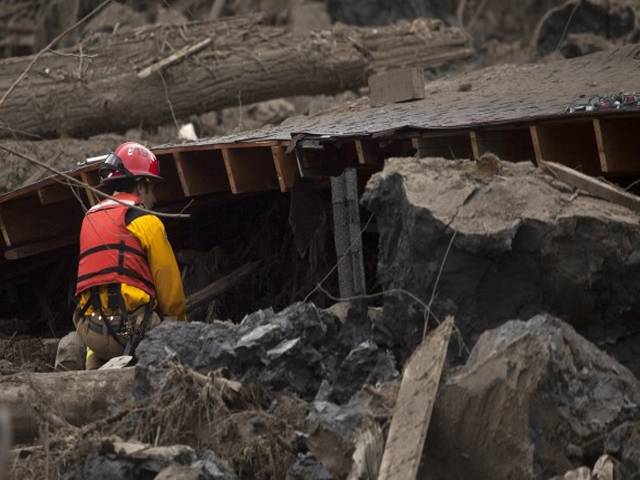 کوہستان ، 5 گھروں پر مٹی کا تودہ گرنے سے 30 افراد ملبے تلے دب گئے