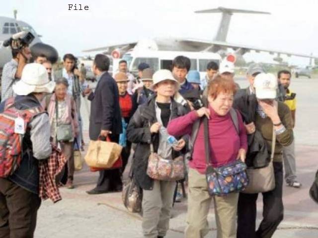 لینڈ سلائڈنگ سے شاہراہ کاغان پر پھنسنے والے 80 غیر ملکی سیاحوں کو اسلام آباد پہنچادیا گیا 