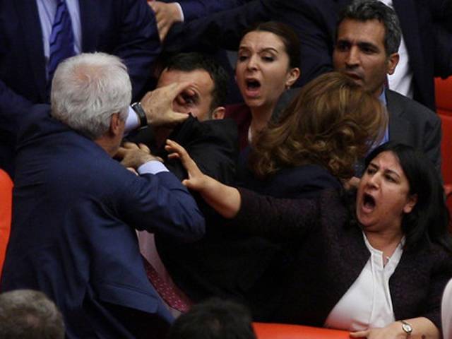 ترک پارلیمنٹ میں ہنگامہ،اراکین گتھم گتھا ،لاتوں ،گھونسوں اور مکوں کا آزادانہ استعمال