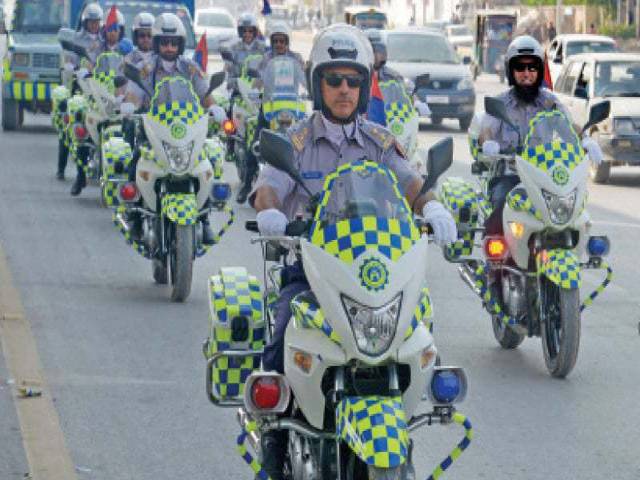 پشاور پولیس کا انوکھاکام ، سائیکل سوار کا بھی ہوا چالان