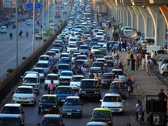 پاکستان میں گاڑیوں کی مہنگی قیمتوں سے تنگ شہریوں کیلئے بڑی خوشخبری، حکومت نے فیصلہ کرلیا