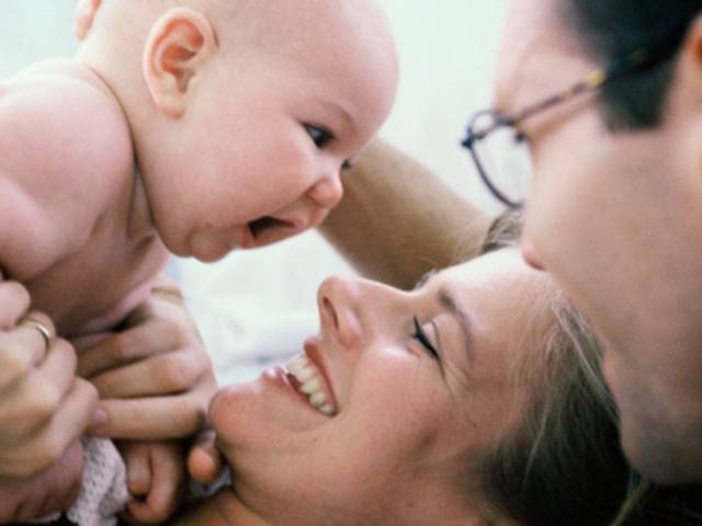 ماں بننے کی خواہشمند خواتین کیلئے بہترین عمر کیا ہوتی ہے؟ ڈاکٹروں نے مشکل ترین سوال کا جواب دے دیا، شادی شدہ جوڑوں کو مشورہ دے دیا