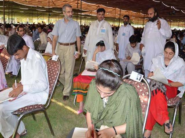 فیصل آباد میں انٹرمیڈیٹ پارٹ2کے امتحانات کاآغا ز ہو گیا، امتحانی مراکز کے باہر دفعہ 144 نافذ