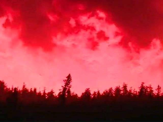 کینیڈا کے شہر فورٹ میک مرے کے جنگلات میں آتشزدگی ، شہر کے بعض حصے راکھ میں تبدیل ،شہریوں کے انخلاءمیں شدید مشکلات 