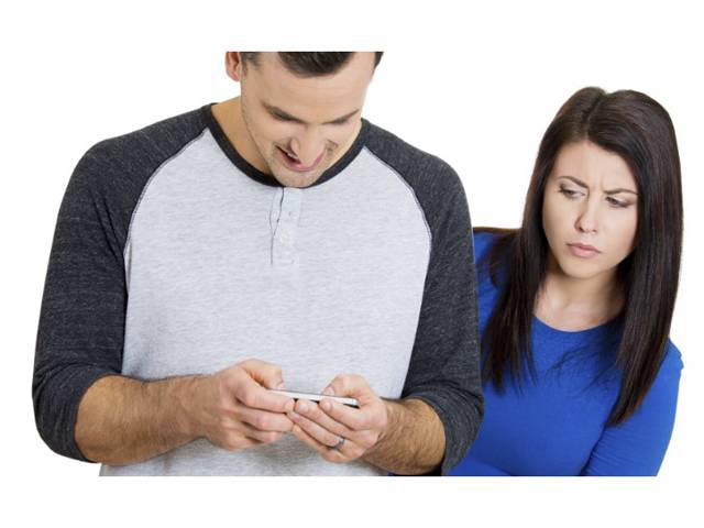 ’بنا اجازت اپنے شوہر یا بیوی کا موبائل فون دیکھنے والوں کو جیل میں ڈالا جائے گا‘