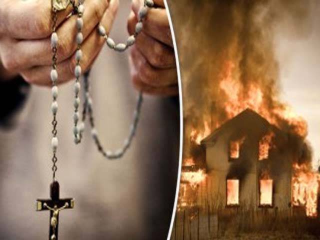 مصر : مسلم لڑکی سے دوستی کی افواہ ، مشتعل عربوں نے 7مسیحی گھروں کو آگ لگادی ، 70سالہ خاتون کو برہنہ کر کے پریڈ 