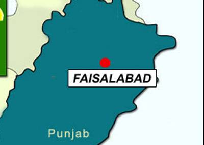 فیصل آباد میں غریب باپ نے نومولود کو کفن کے بغیرلخد میں اتار دیا 