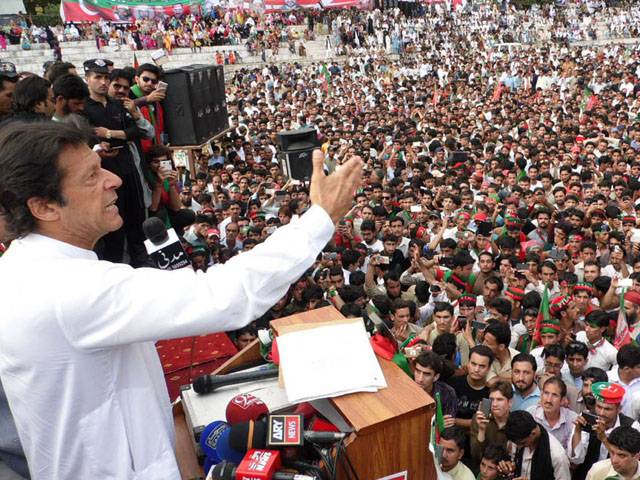 ملک کو دو بھائیوں نے یرغمال بنا رکھا ہے، فضل الرحمان عالم نہیں ، الیکشن کمیشن اور نادرا میں دو نمبرلوگ بیٹھے ہیں: عمران خان
