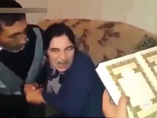 آسیب زدہ اس خاتون کے سامنے جب عالم نے قرآن پاک پڑھا تو ایک دم اس کی حالت ایسی ہوگئی کہ دیکھ کر آپ کے بھی ہوش اڑجائیں گے
