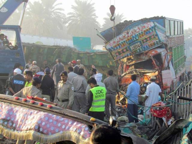 بیلہ کے قریب مسافر کوچ اور ٹرک میں تصادم ، 5افراد جاں بحق ، 22زخمی