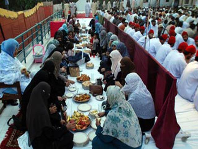 طاہر القادری کے دھرنے میں شرکا نے افطاری سے پہلے ہی افطاری کرلی 