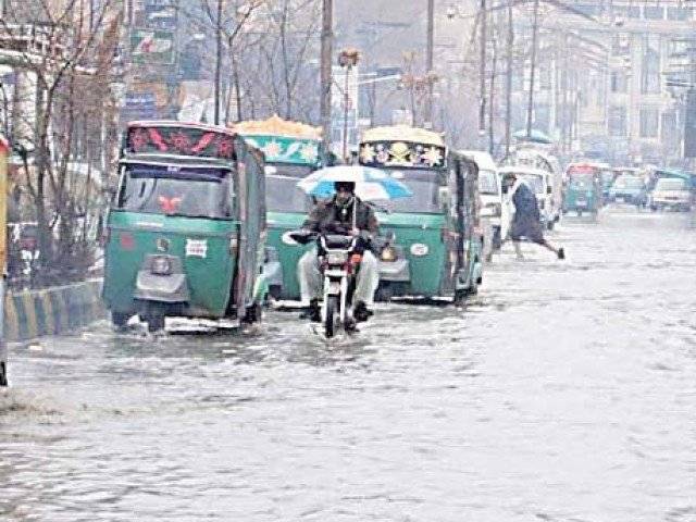 کراچی میں مون سون کی پہلی بارش ،سڑکیں پانی میں اور شہر تاریکی میں ڈوب گیا ،شہری مشکلات کا شکار 