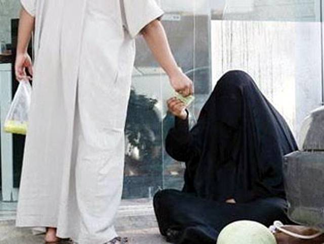 سعودی عرب میں مسجد کے باہر برقعہ پہن کر بھیک مانگنے والی خاتون دراصل مرد نکلا