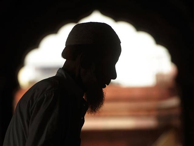 ’اگر تم نے اپنی داڑھی شیو نہ کی تو خود کشی کرلوں گی‘ امام مسجد کو بیوی نے زندگی کی سب سے بڑی مشکل میں ڈال دیا تو پھر اس نے کیا کیا؟ آپ بھی جانئے