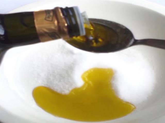 زیتون کے تیل میں تھوڑا سا نمک ملا کر آپ اس سے ایسا فائدہ اٹھاسکتے ہیں کہ جان کر آپ کے لئے یقین کرنا مشکل ہوجائے گا