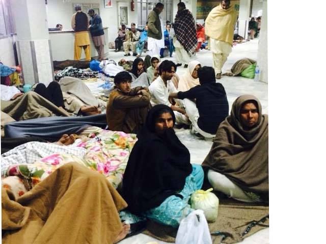 لاہور: دل کے ہسپتال ”پنجاب کاڈیالوجی“ میں مریضوں کا برا حال، ایک بیڈ پر تین تین مریض ، شہری خوار ہوگئے