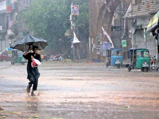 لاہور میں موسلا دھار بارش: بجلی کے متعدد فیڈر ٹرپ کر گئے، شہر تاریکی میں ڈوب گیا، واپڈا لائن مین کرنٹ لگنے سے جاں بحق