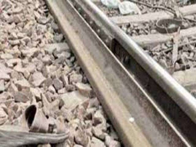 آندھرا پردیش: ایک ہی خاندان کے 4 افراد کی ٹرین کے سامنے کود کر خودکشی