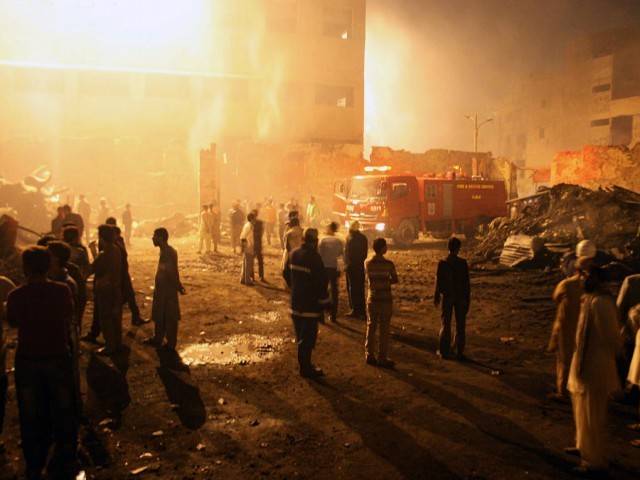 کراچی کی ایک عمارت میں آگ لگ گئی 