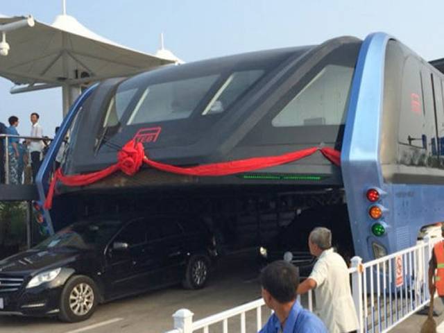 چین میں گاڑیوں کے اوپر چلنے والی الیکٹرک بس کا ابتدائی تجربہ 