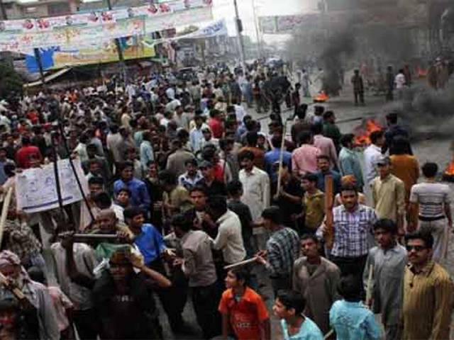 لاہور:صبح سے بجلی نہ ہونے پر شہری مشتعل، ٹائر جلا کر سڑک بلاک کردی