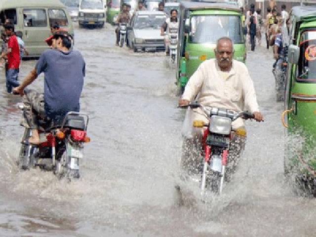 کراچی میں رات سے بارش کا سلسلہ جاری ، شاہراہیں پانی میں ڈوب گئیں ،حادثات میں 10 افراد جاں بحق