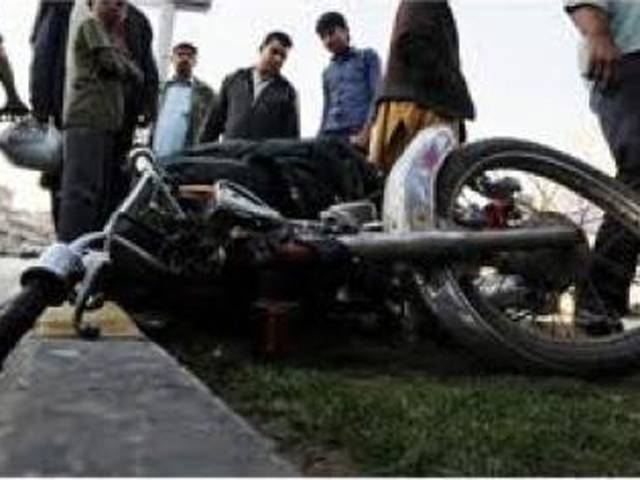 گلبرگ میں موٹر سائیکل پر کرتب دکھاتے 13سالہ بچہ جاں بحق ہو گیا