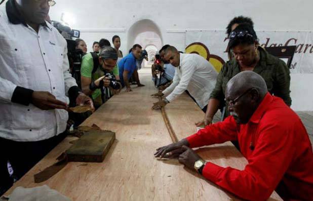 کیوبا کے جوز کاسٹلر نے 90میٹر لمبا سگار کیوبا کے سابق صدر فیدل کاستروکو 90ویں سالگرہ پر پیش کرکے ورلڈ ریکارڈ بنادیا