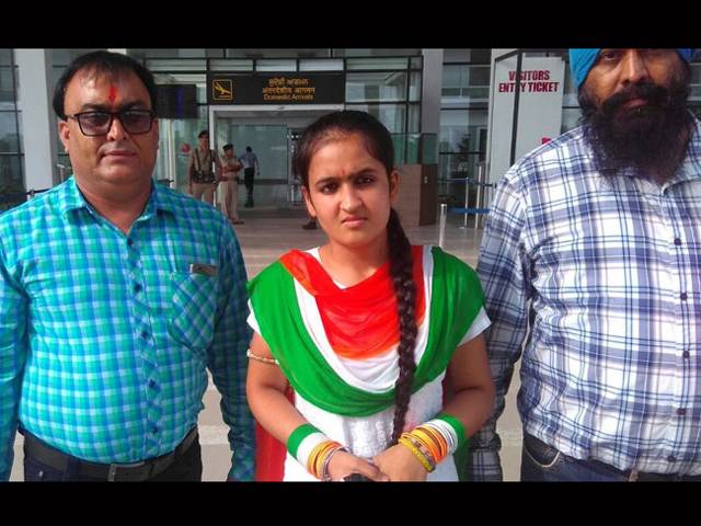 سرینگر میں بھارتی پرچم لہرانے کا چیلنج کرنے والی طالبہ نامراد ہو کر بھارت چلی گئیں