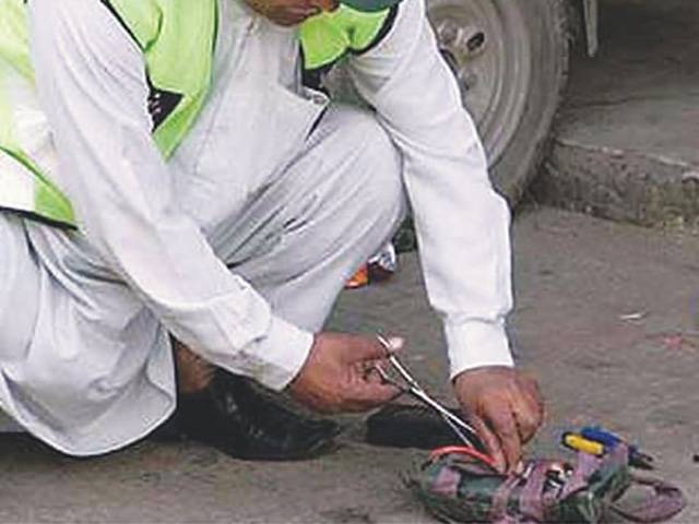 نصیر آباد: پولیس کانسٹیبل کی بہادری، حفاظتی سامان نہ ہونے کے باوجود بم ناکارہ بناتے ہوئے شہید، بلوچستان کو بڑی تباہی سے بچا لیا