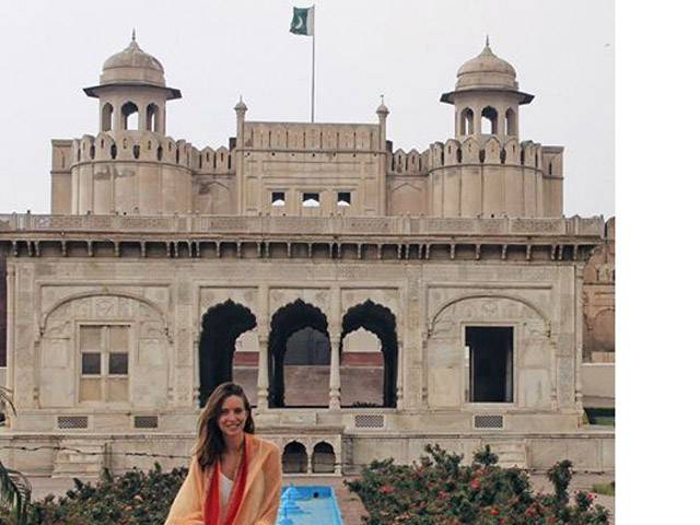 پاکستان کے بارے میں تحفظات کا شکار سپین کی لڑکی جب سات ماہ بعد واپس گئی تو پاکستان کی اتنی تعریفیں کیں کہ سب کو وہاں جانے کا مشورہ دیدیا