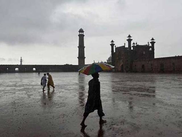 لاہور کے مختلف علاقوں میں موسلادھار بارش ، کئی علاقوں میں فیڈر ٹرپ ہونے سے بجلی غائب