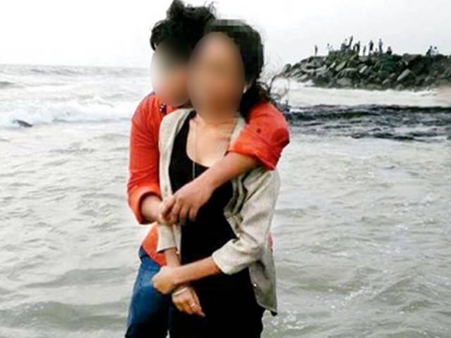 دو نوجوان لڑکیوں کو گھر والوں نے ساحل سمندر پر ایسی شرمناک حرکت کرتے رنگے ہاتھوں پکڑلیا کہ شرم کے مارے اپنی زندگی ہی ختم کرنے پر تُل گئیں