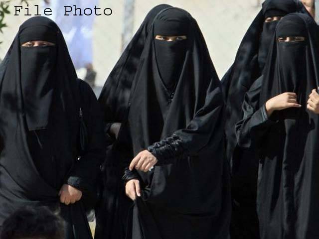 سعودی لڑکیوں نے ر یاض شہر کے غرناطہ لیڈیز کمپلیس میں موبائل کی فروخت و اصلاح ومرمت کی دکانیں کھول لی 