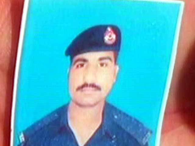 مردان : خیبر پی کے پولیس کے جوان نے بہادری کی داستان رقم کر دی، زخمی ہونے کے باوجود خود کش حملہ آور کو گولی کا نشانہ بناکر سینکڑوں جانیں بچا لیں، شہادت کے رتبے پر فائز