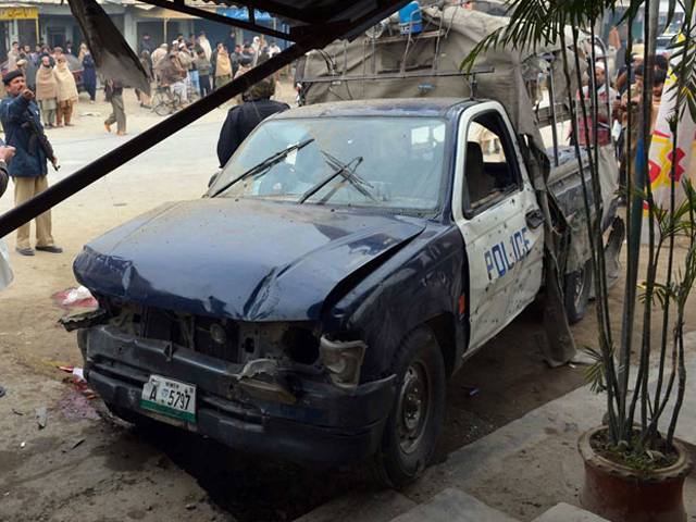 پشاور: پولیس موبائل کے قریب بم دھماکہ، ایک اہلکار شہید، راہگیر زخمی 
