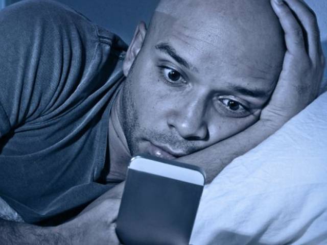 خبردار،سونے سے پہلے سمارٹ فون سے کھیلنا بہت خطرناک ہے
