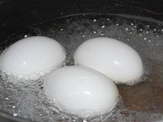 اگر شام کو انڈے کو ابال کر یہ ایک کام کریں گے تو آپ خطرناک ترین بیماری سے بچ جائیں گے