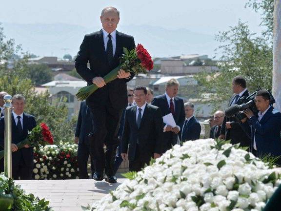 روسی صدر کا دورہ ازبکستان،مرحوم صدر اسلام کریموف کی قبر پر پھول رکھے