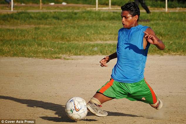 ِدونوں ٹانگوں سے محروم نوجوان عام افراد کی طرح فٹبال کھیل کر مایوس لوگوں کیلئے امید بن گیا