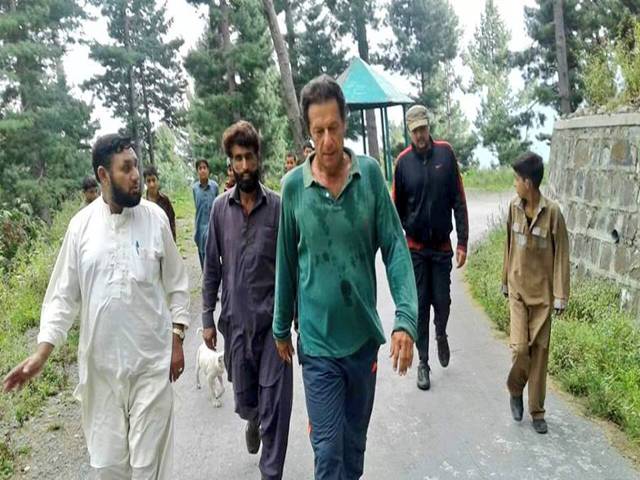 عمران خان کی بغیر پروٹوکول نتھیا گلی کی سڑک پر واک، شہری بھی ساتھ چل پڑے