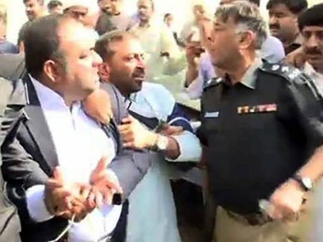 ایم کیو ایم کے رہنما اور سندھ اسمبلی میں اپوزیشن لیڈر خواجہ اظہار الحسن کی گرفتاری ، وزیراعظم سے لے کر وزیراعلیٰ سندھ حرکت میں آگئے ، ایس ایس پی ملیر راؤ انوارمعطل