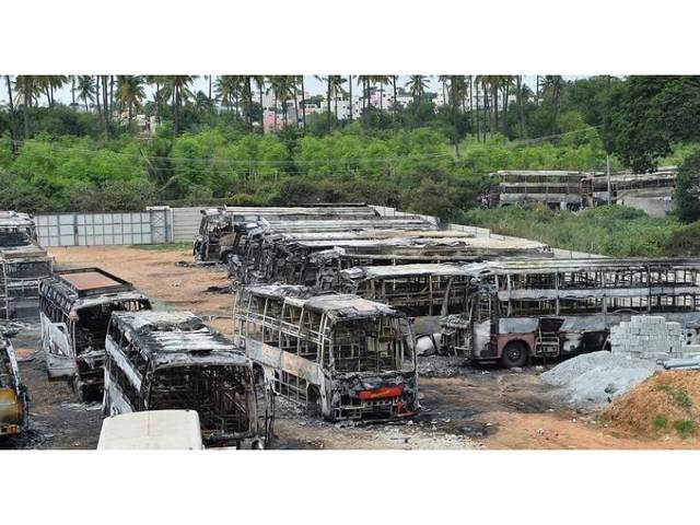 ایک پلیٹ بریانی ،100روپے نقدی ملنے کا وعدہ، خاتون نے 42بسیں جلاڈالیں