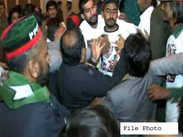 لاڑکانہ میں غنویٰ بھٹو کے جلسے میں بدنظمی ، جیالے گھتم گتھا ، مکوں اور گھونسوں کی بارش