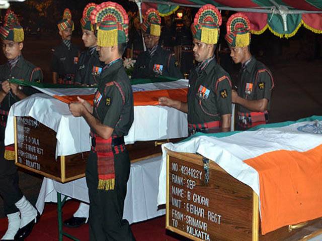 ’’میرا شوہر دارو پی کر تھوڑا مرا ہے ‘‘اڑی سیکٹر میں مرنے والے بھارتی فوجی کی بیوہ نے حکومتی چیک پھاڑ دیا
