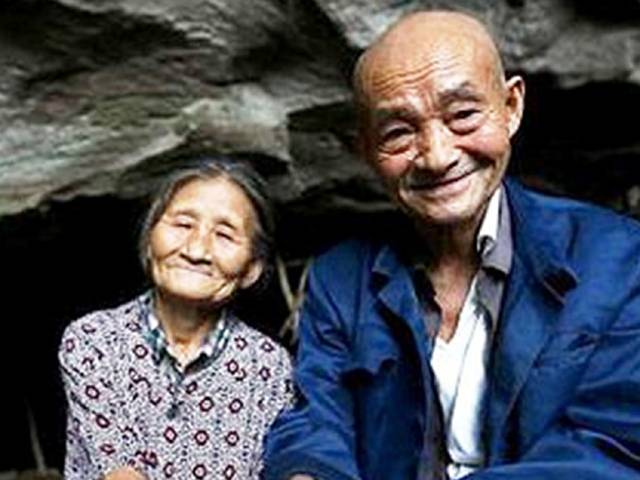 چین میں ایک جوڑا نصف صدی سے غار میں رہائش پذیر