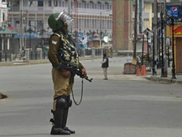مقبوضہ کشمیر میں 99ویں روز بھی کرفیو، سری نگر کے قریب بھارتی فوج پر حملہ، 2اہلکار ہلاک
