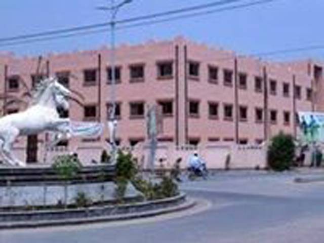 ڈیرہ غازی خان کے میٹرنٹی ہسپتال میں حاملہ خاتون کو داخلہ نہ مل سکا ، بچہ دم توڑ گیا